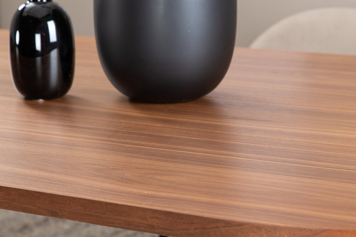 Spisebord Moani - med robust stel i ribbet design