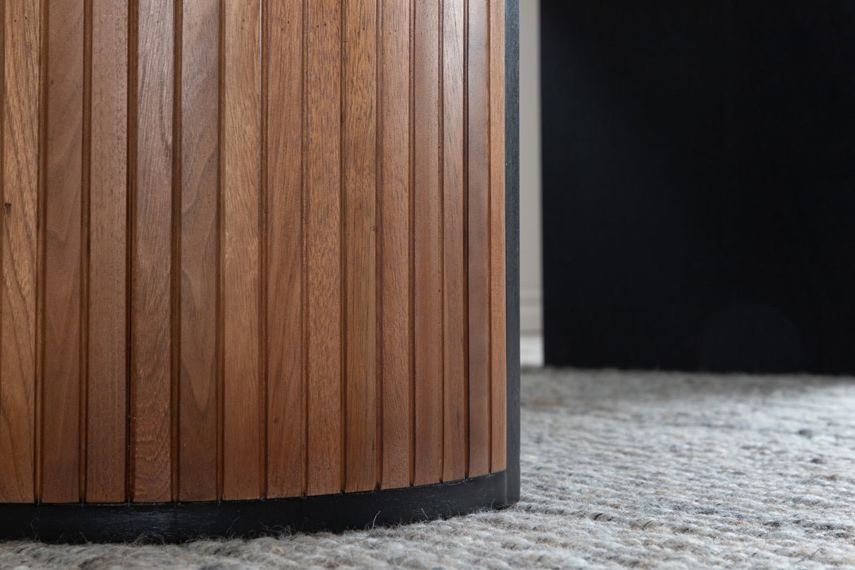 Spisebord Moani - med robust stel i ribbet design