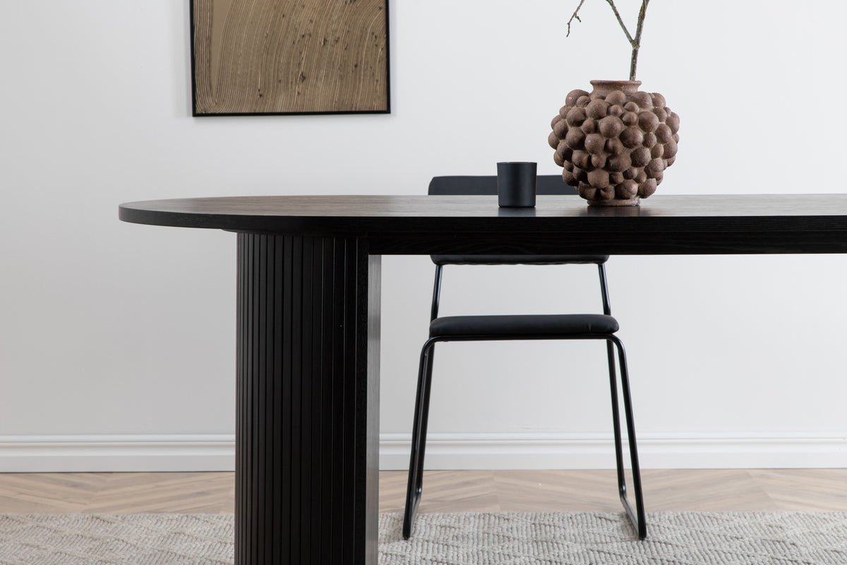 Spisebord Moani - med robust stel i ribbet design