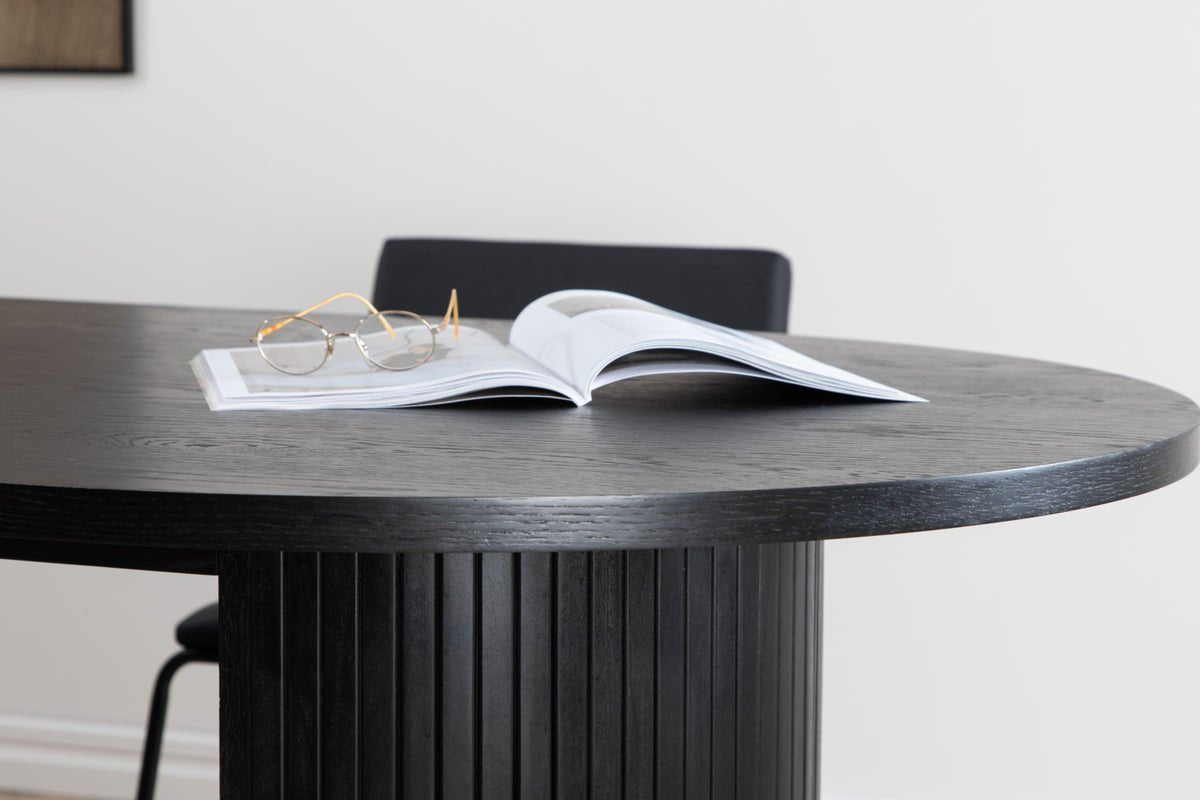 Spisebord Moani - med robust stel i ribbet design