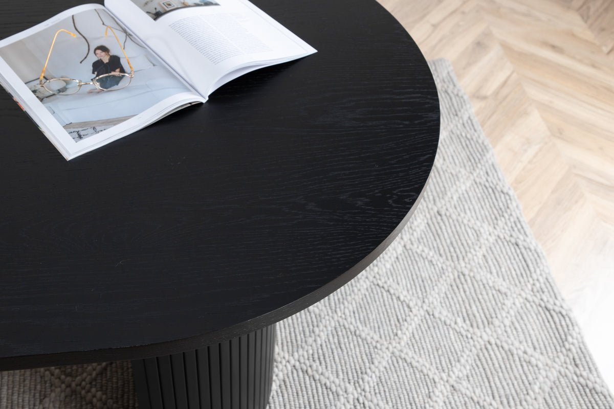 Spisebord Moani - med robust stel i ribbet design