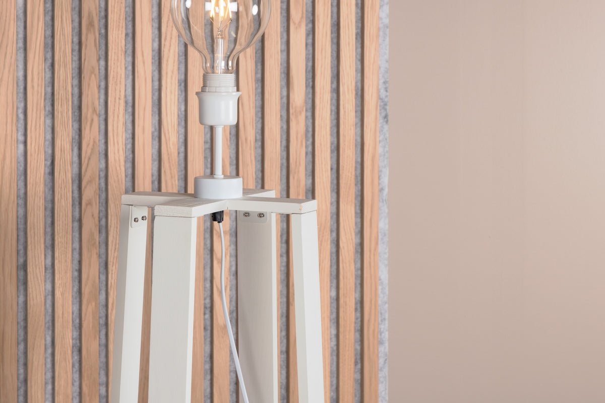 Stehlampe „Paris“ –  zeitlose Eleganz mit Holzbeinen und hellem Schirm