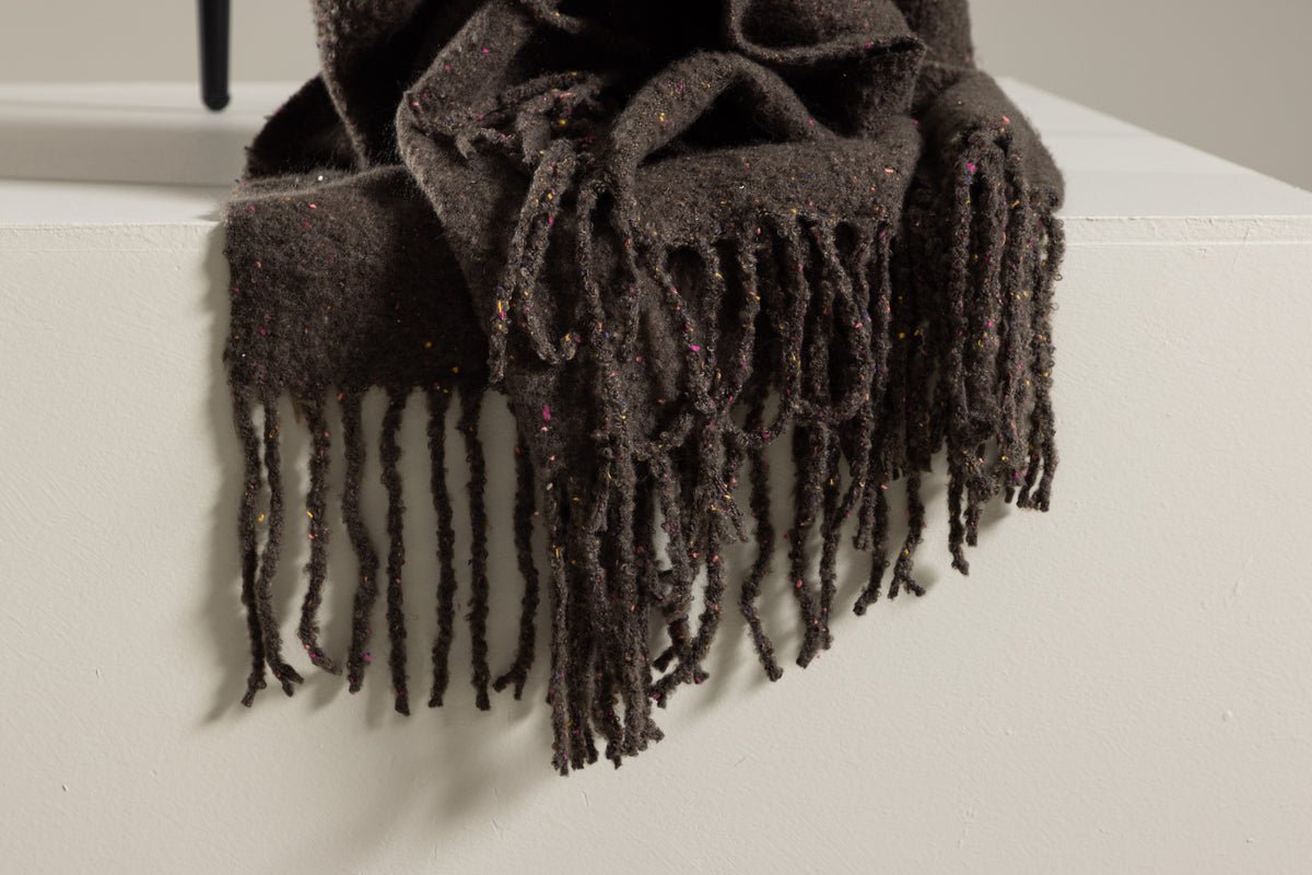 Tagesdecke Malin Antracit – 170×130 cm med frynser og melering