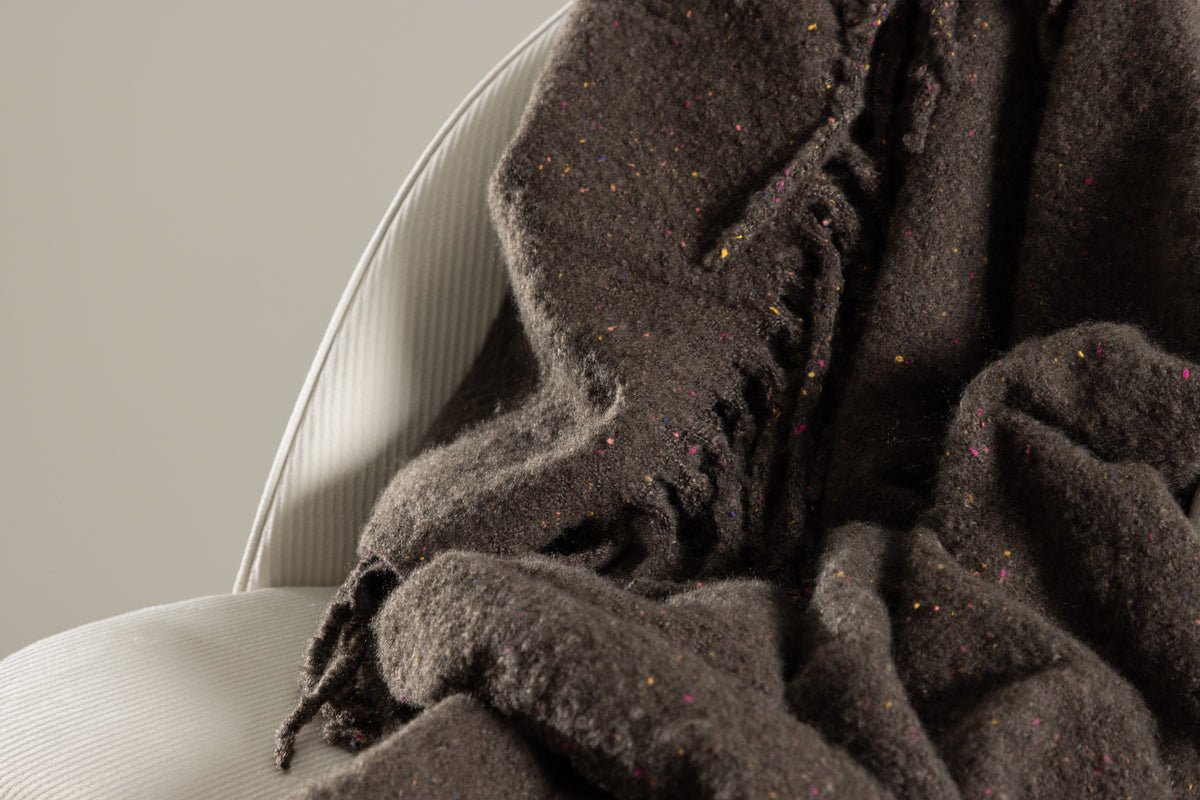 Tagesdecke Malin Antracit – 170×130 cm med frynser og melering