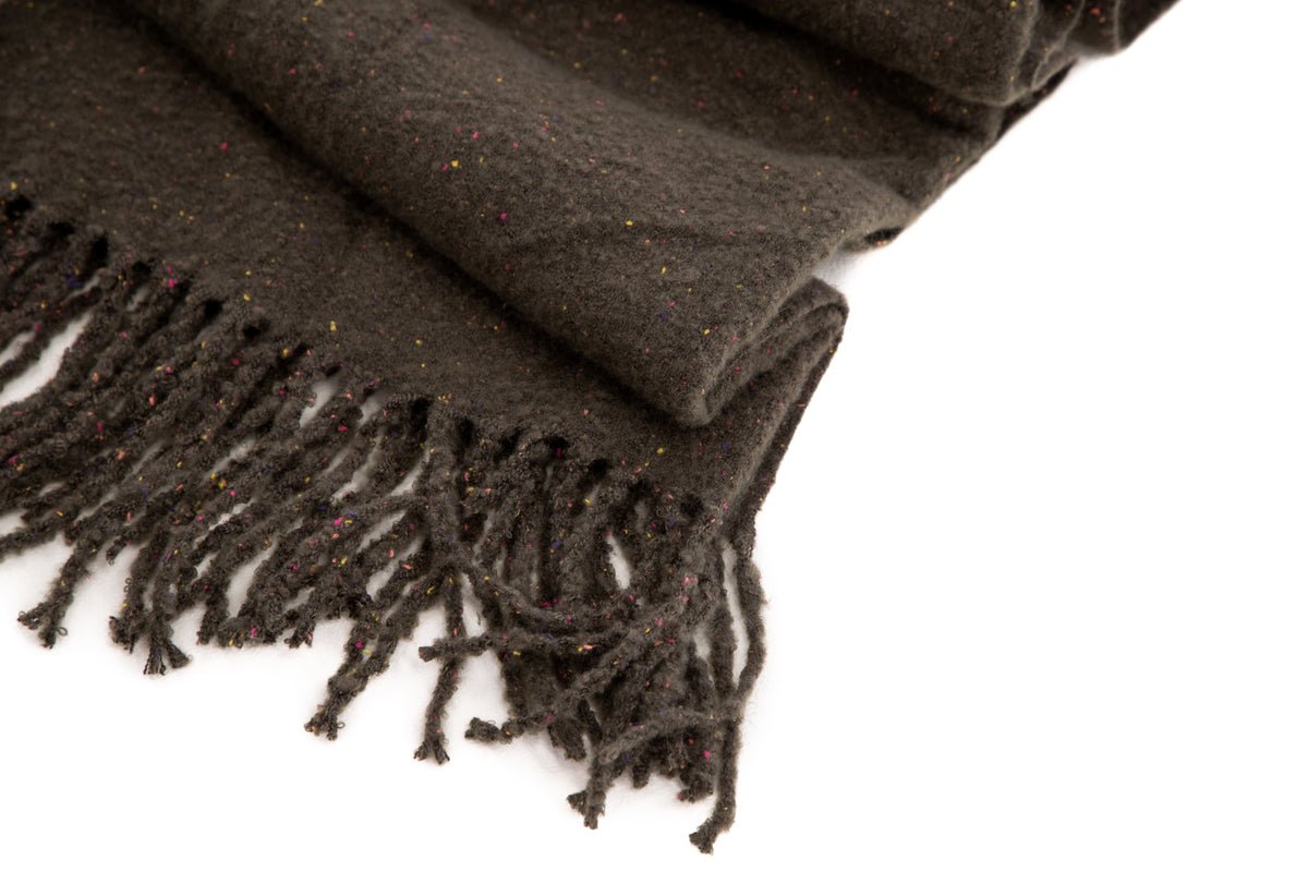 Tagesdecke Malin Antracit – 170×130 cm med frynser og melering