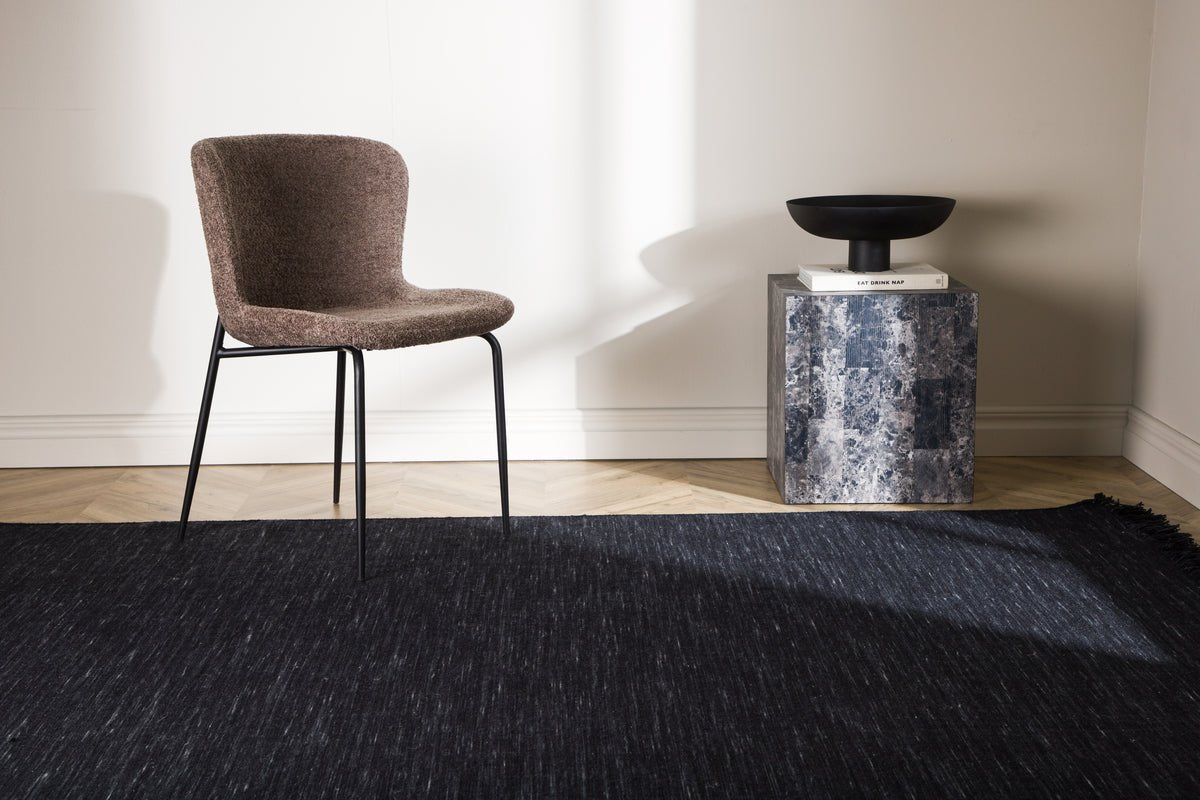 Tæppe Sarah – fladvævet med frynser af uld