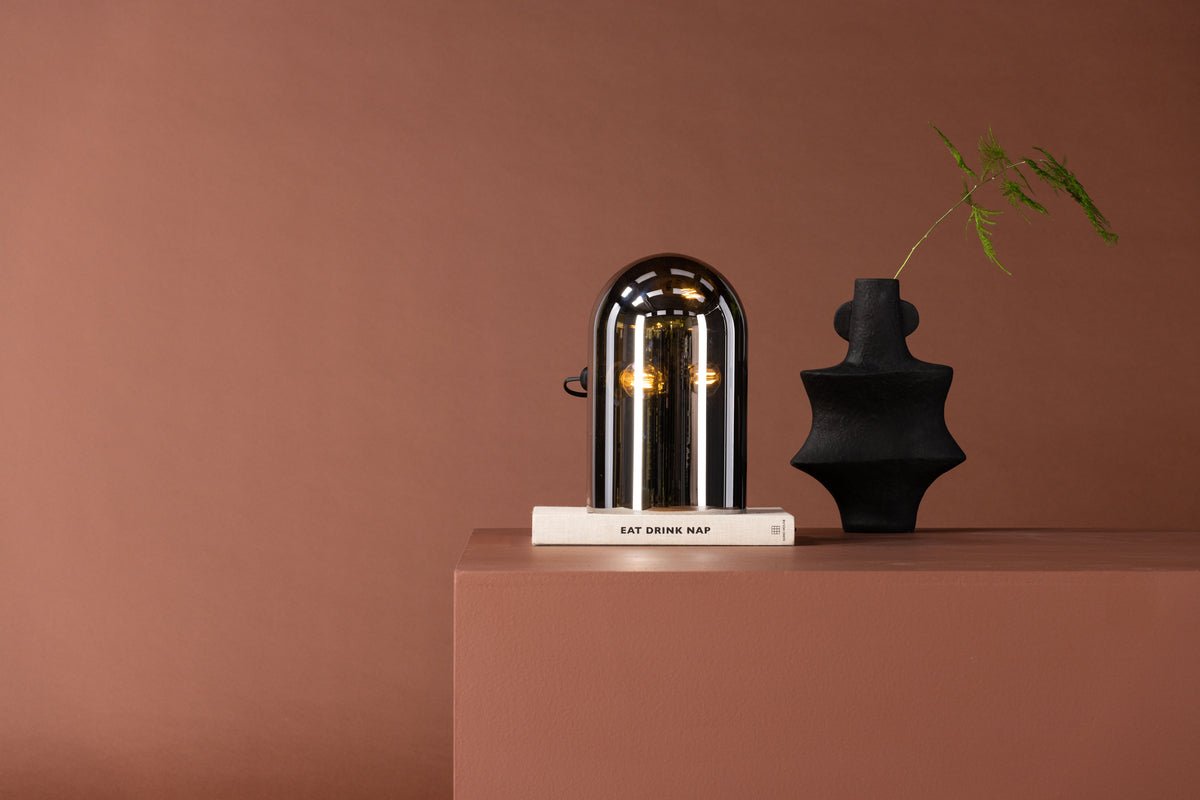 Bordlampe „Jasmin“ – Runde former samt røgfarvet glas med spejleffekt