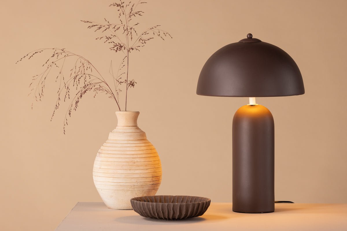Bordlampe „Terranova“ – Brun stenfremstillet elegance med rund skærm