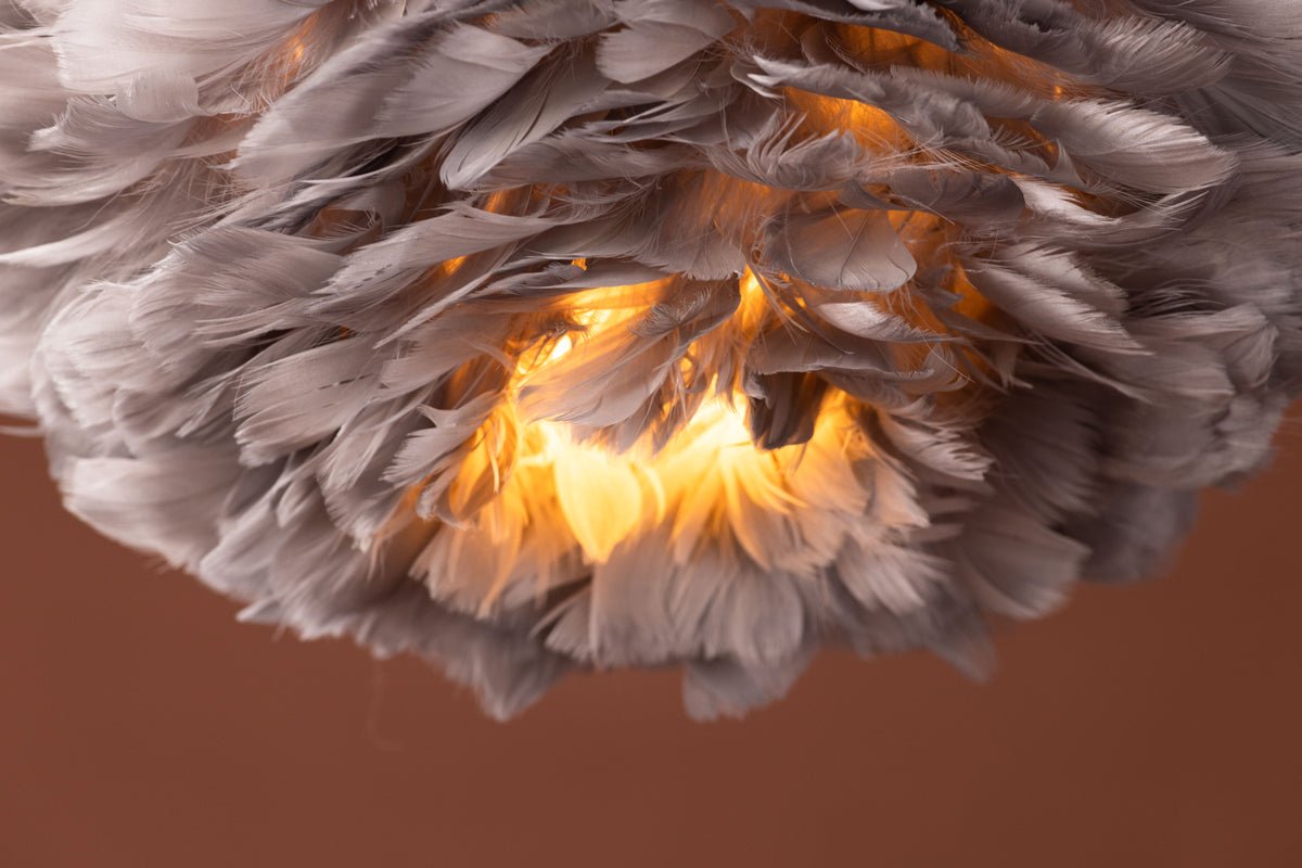 Pendelampe „Pilanesberg-Grå" – Lampskærm af kunstige fjer