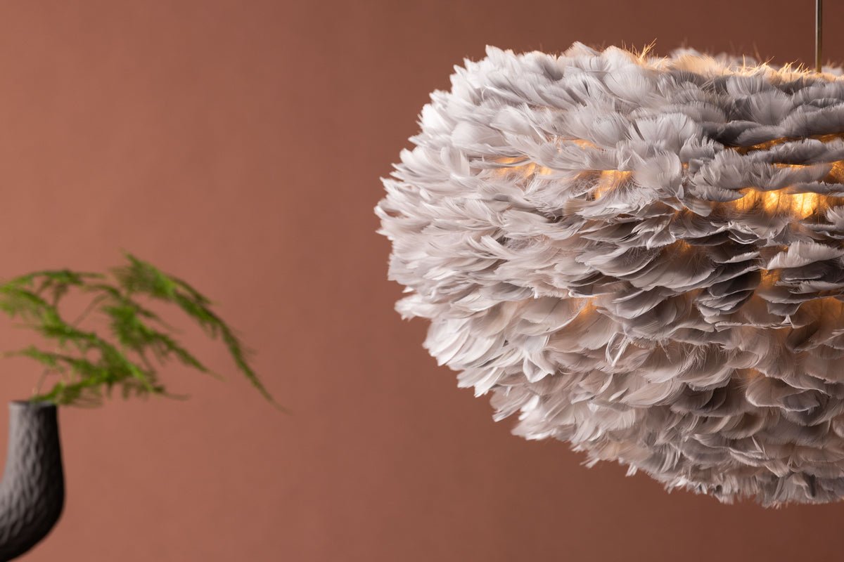 Pendelampe „Pilanesberg-Grå" – Lampskærm af kunstige fjer