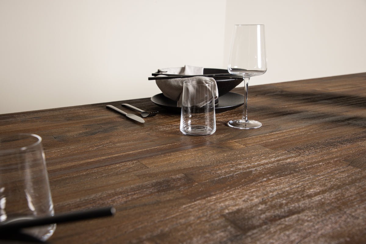 Spisebord Waiora - med rustik bordplade i teaktræ for en varm atmosfære