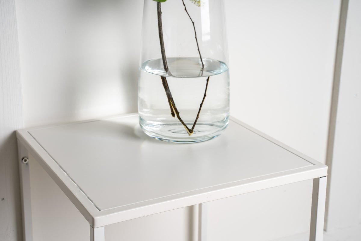 Beistelltisch Konsti – i to størrelser i Hvid & Sort