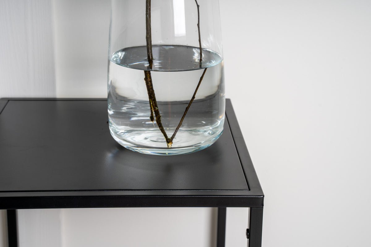 Beistelltisch Konsti – i to størrelser i Hvid & Sort