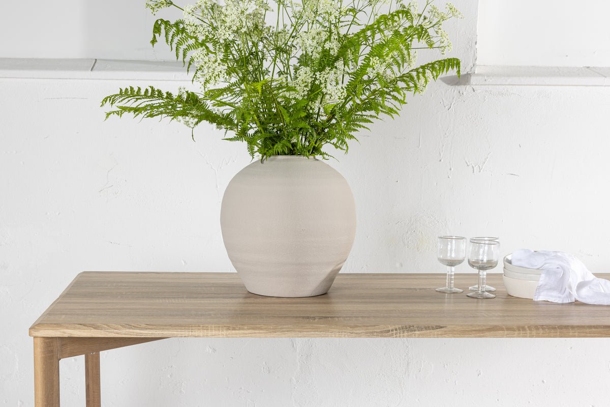 Spisebord Ahi - i rustikalt charme med elegant udseende