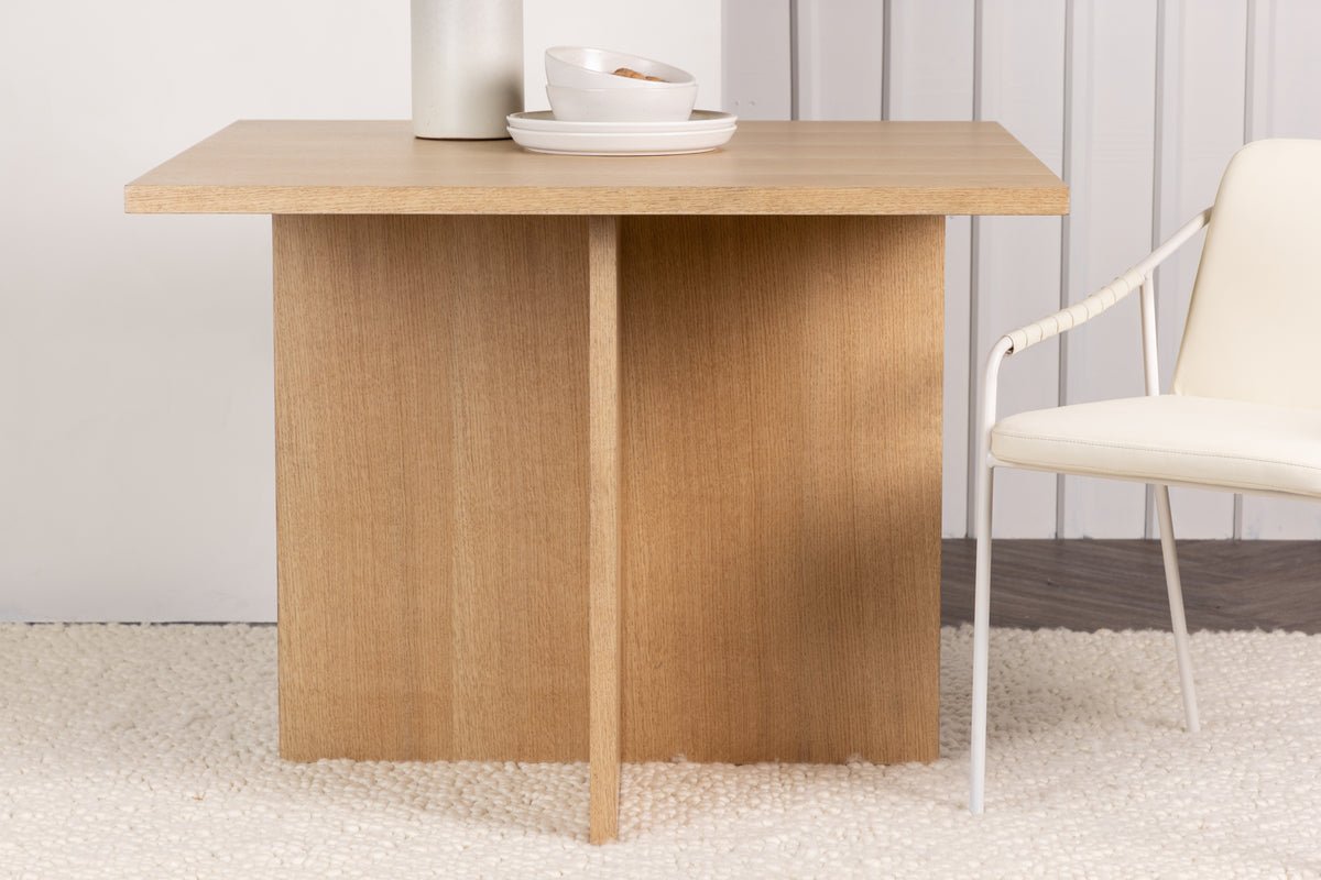 Spisebord Evania - forener klassisk charme med moderne design