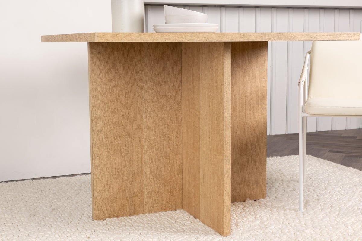 Spisebord Evania - forener klassisk charme med moderne design