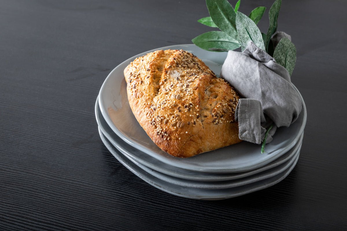 Spisebord Waka - de dekorative metalben sætter et stilfuldt præg