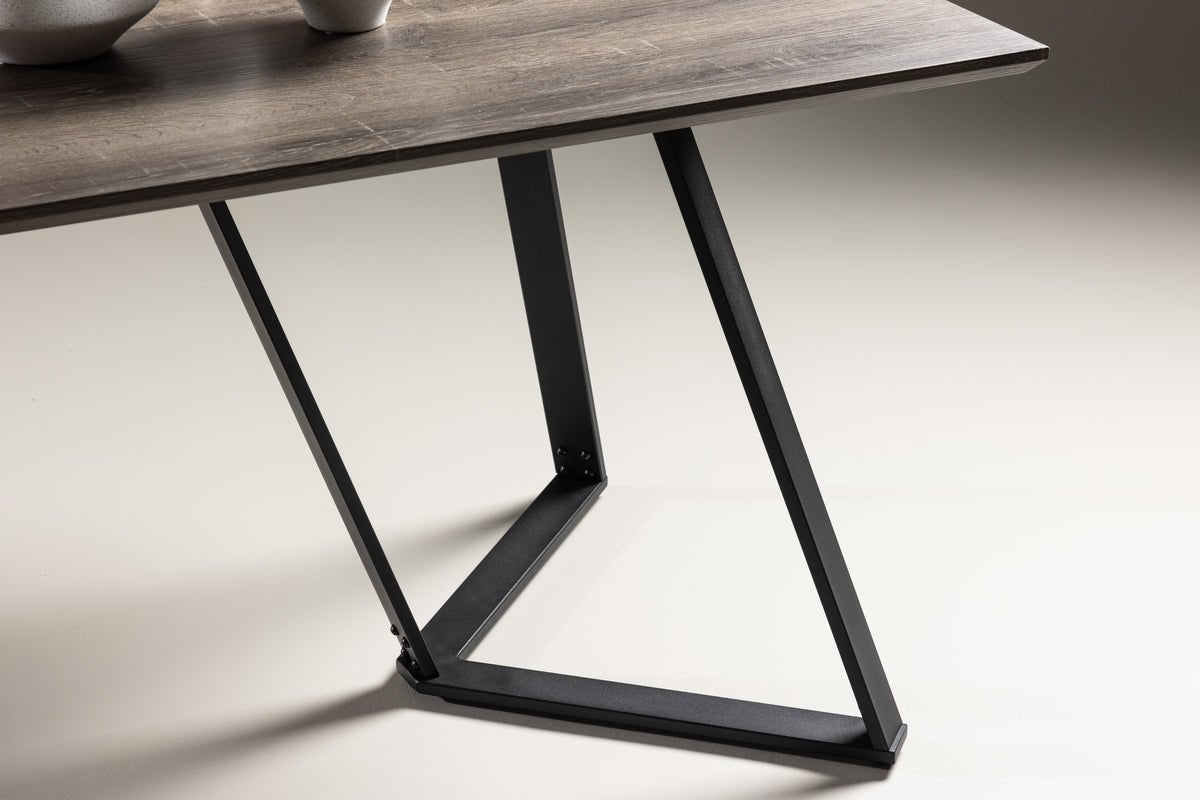 Spisebord Waka - de dekorative metalben sætter et stilfuldt præg