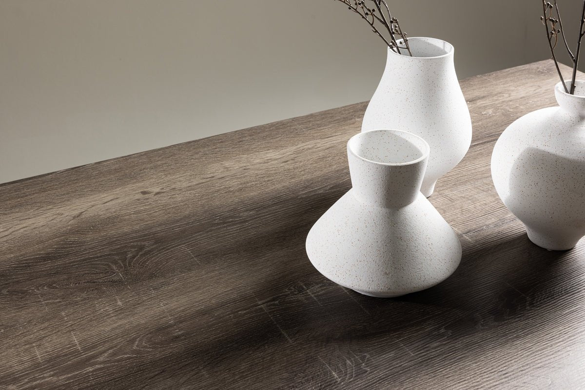 Spisebord Waka - de dekorative metalben sætter et stilfuldt præg