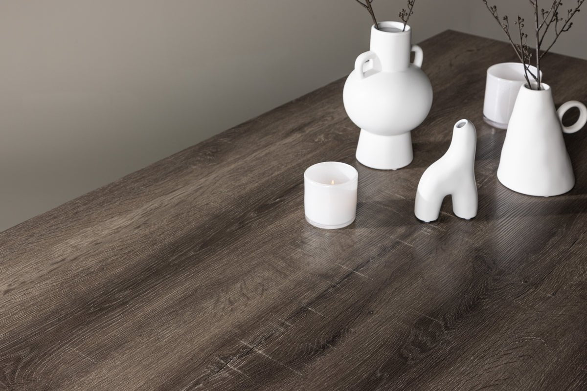 Spisebord Waka - de dekorative metalben sætter et stilfuldt præg