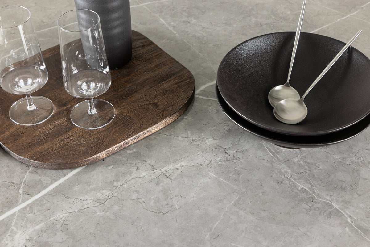 Spisebord Justin - rundt spisebord i asketræ i mokka med glasplade