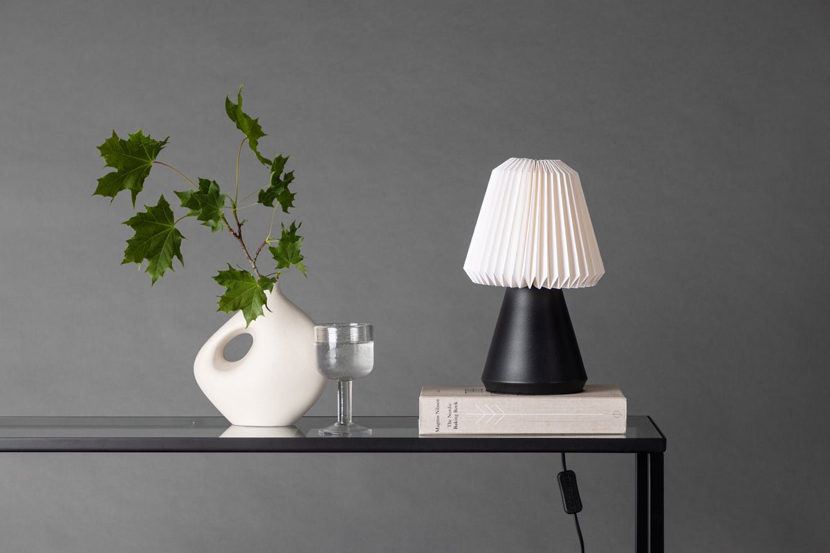 Tischlampe „Nordlys“ – Faltbarer Schirm & Konischer Holzfuß in Walnuss oder Schwarz