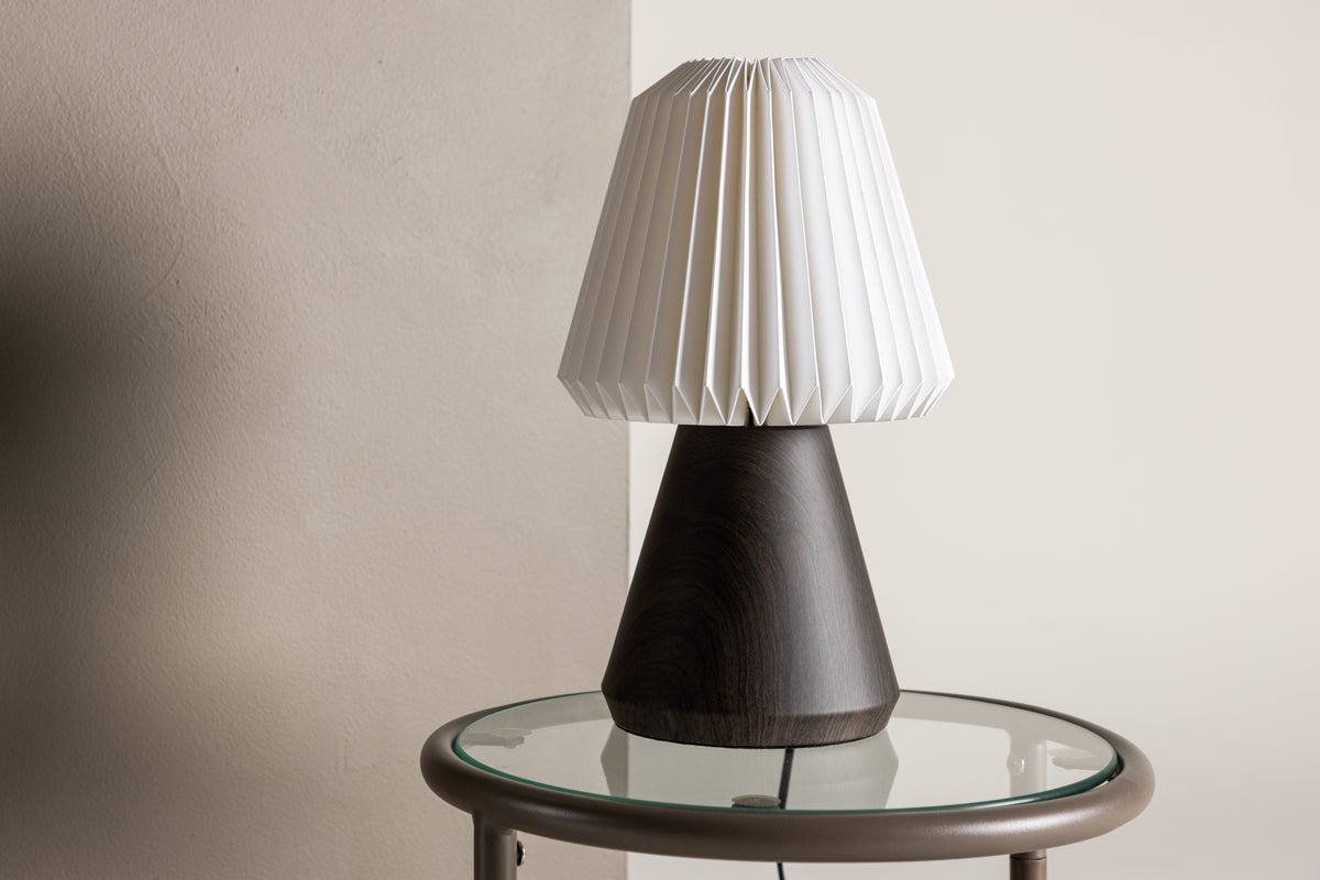 Bordlampe „Nordlys“ – Foldbar skærm & Konisk træfod i valnød eller Sort