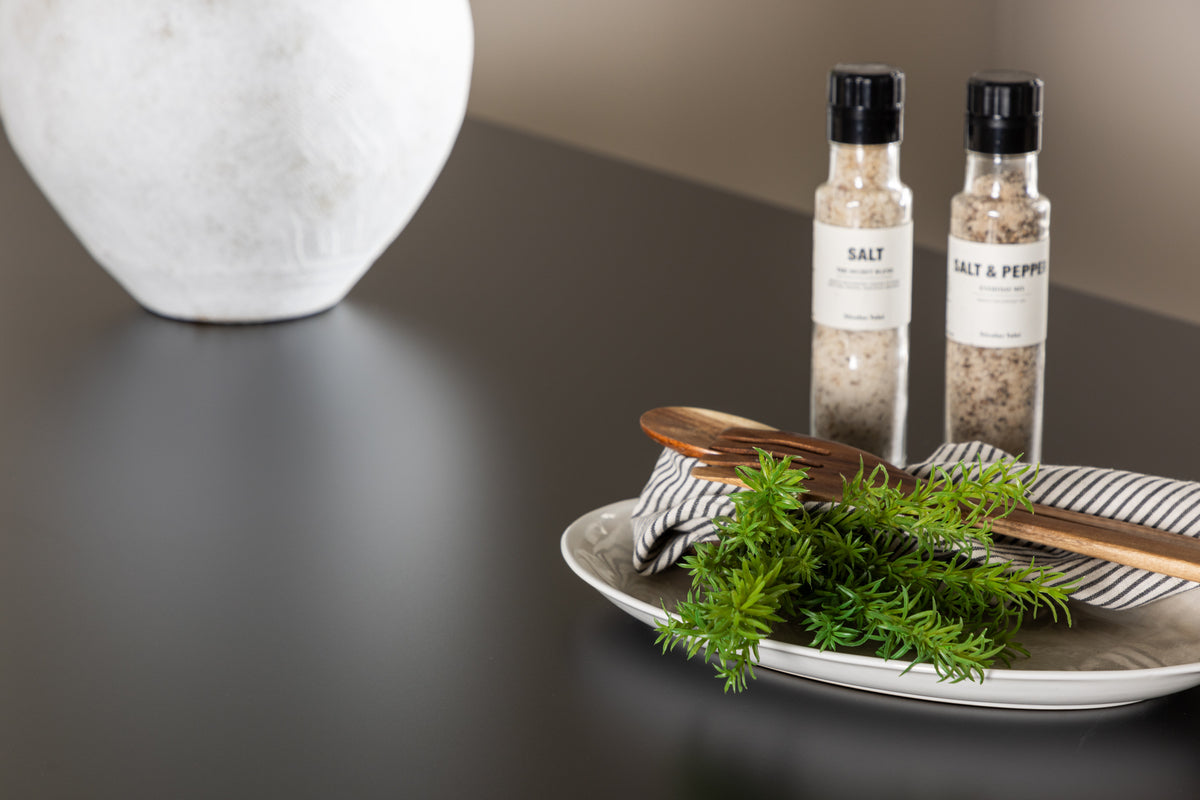 Spisebord Marlow - med naturligt trælook og stålben i Sort