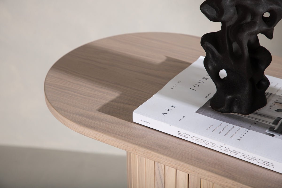 Sidebord Lina – i tre farver med ribdetaljer