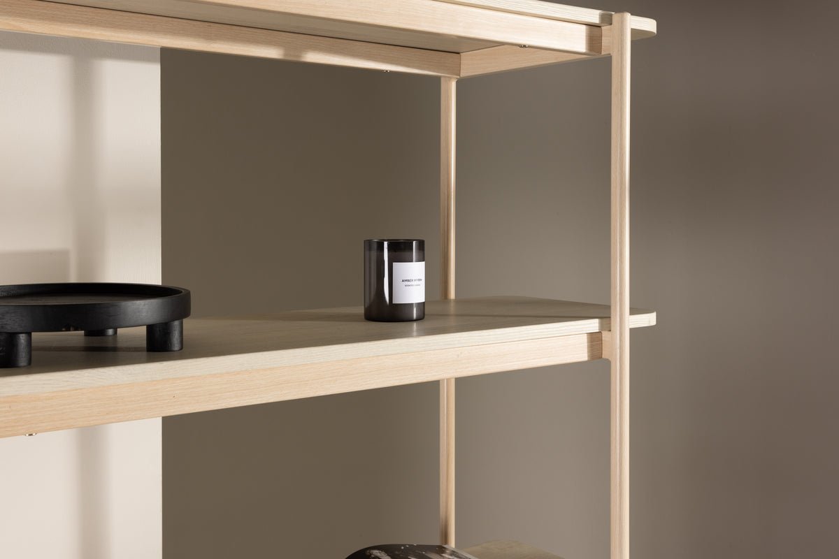 Regal Heim – højt fritstående reol i Whitewash med 5 hylder