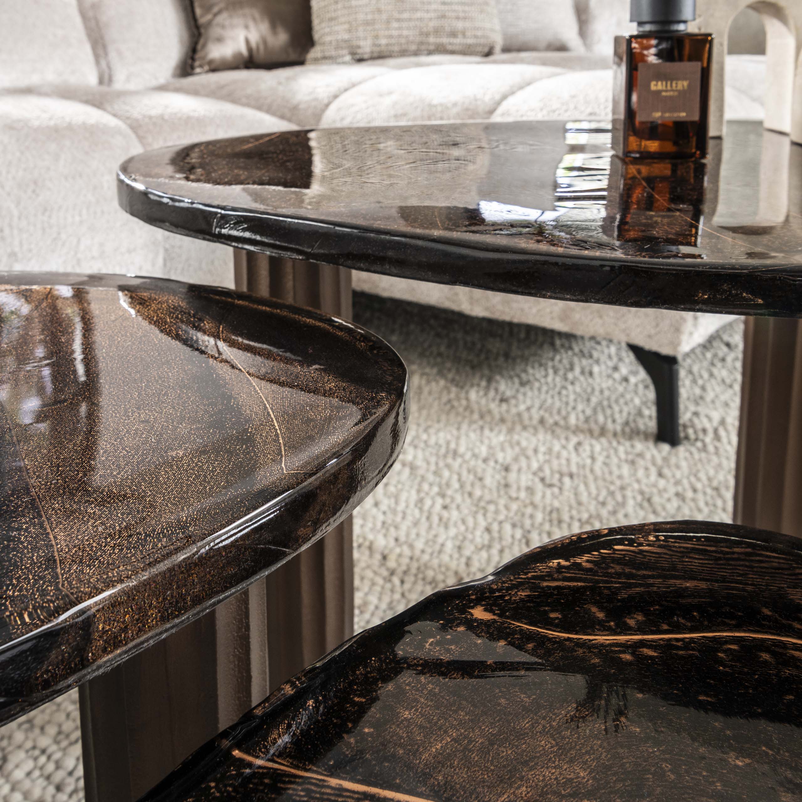 Sofabord Elysium - Størrelse M i antik kobber eller antik guld med støbt glas