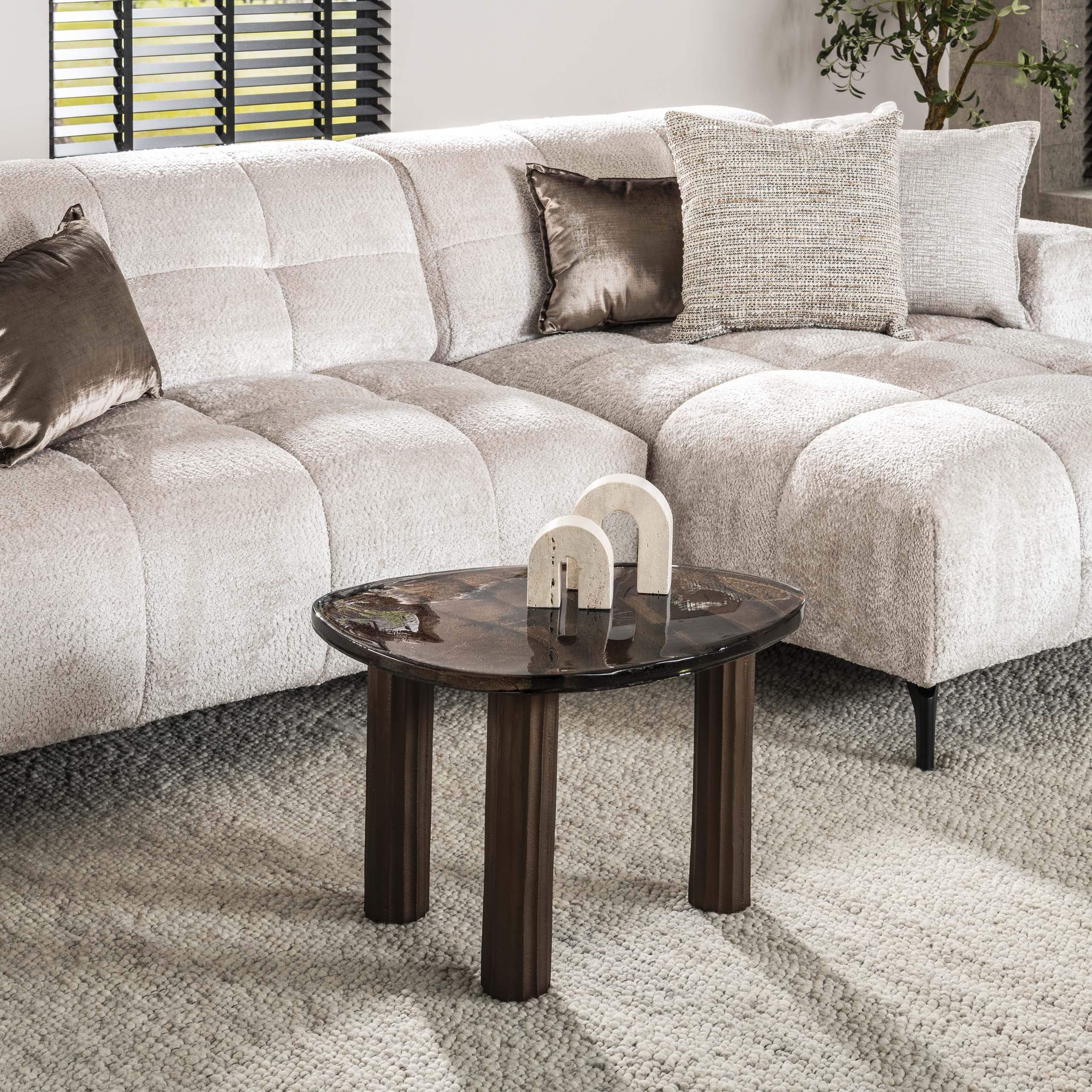 Sofabord Elysium - Størrelse M i antik kobber eller antik guld med støbt glas