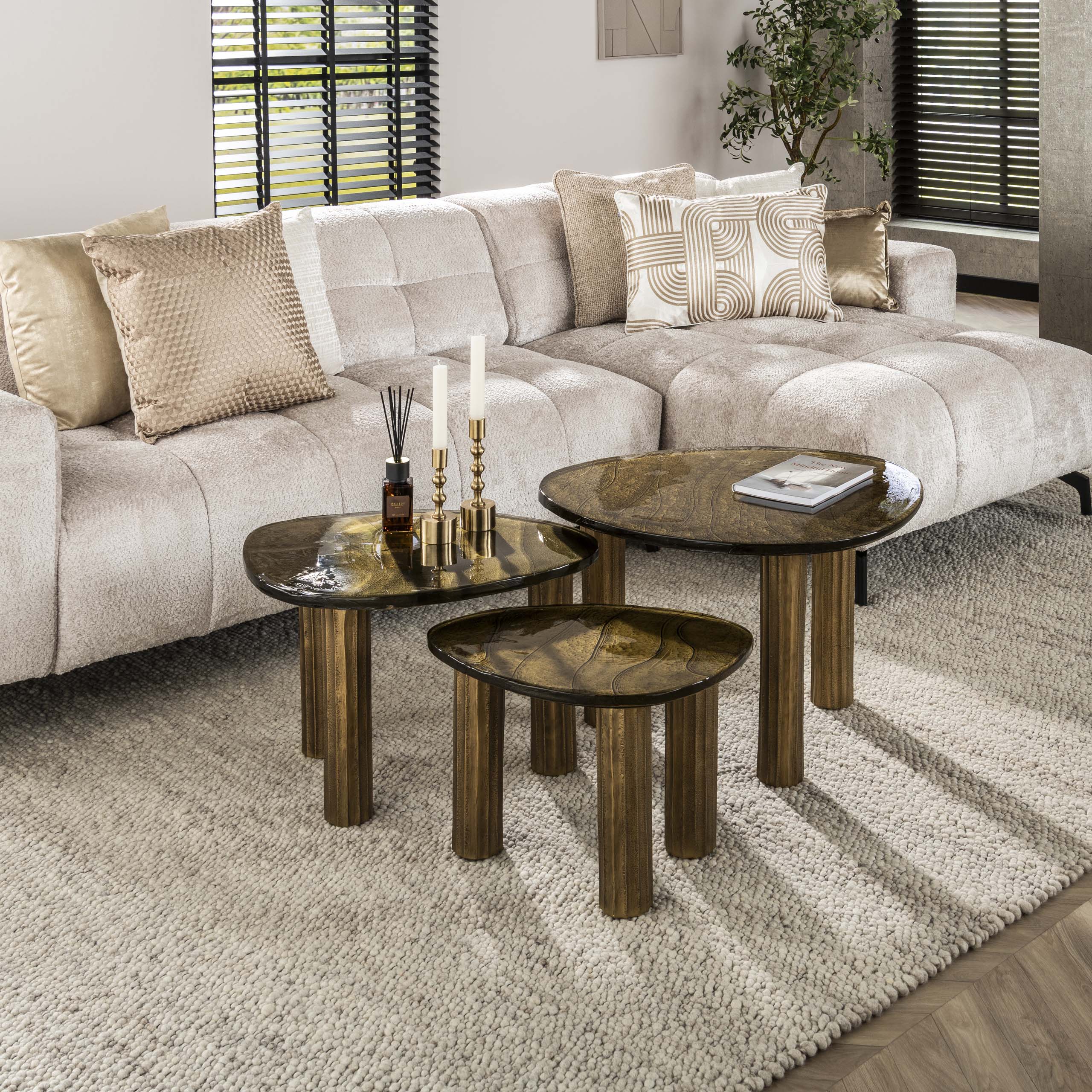 Sofabord Elysium - Størrelse M i antik kobber eller antik guld med støbt glas