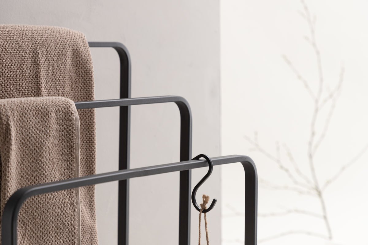 Garderobe Neyor – Dreistufiges Design in Schwarz