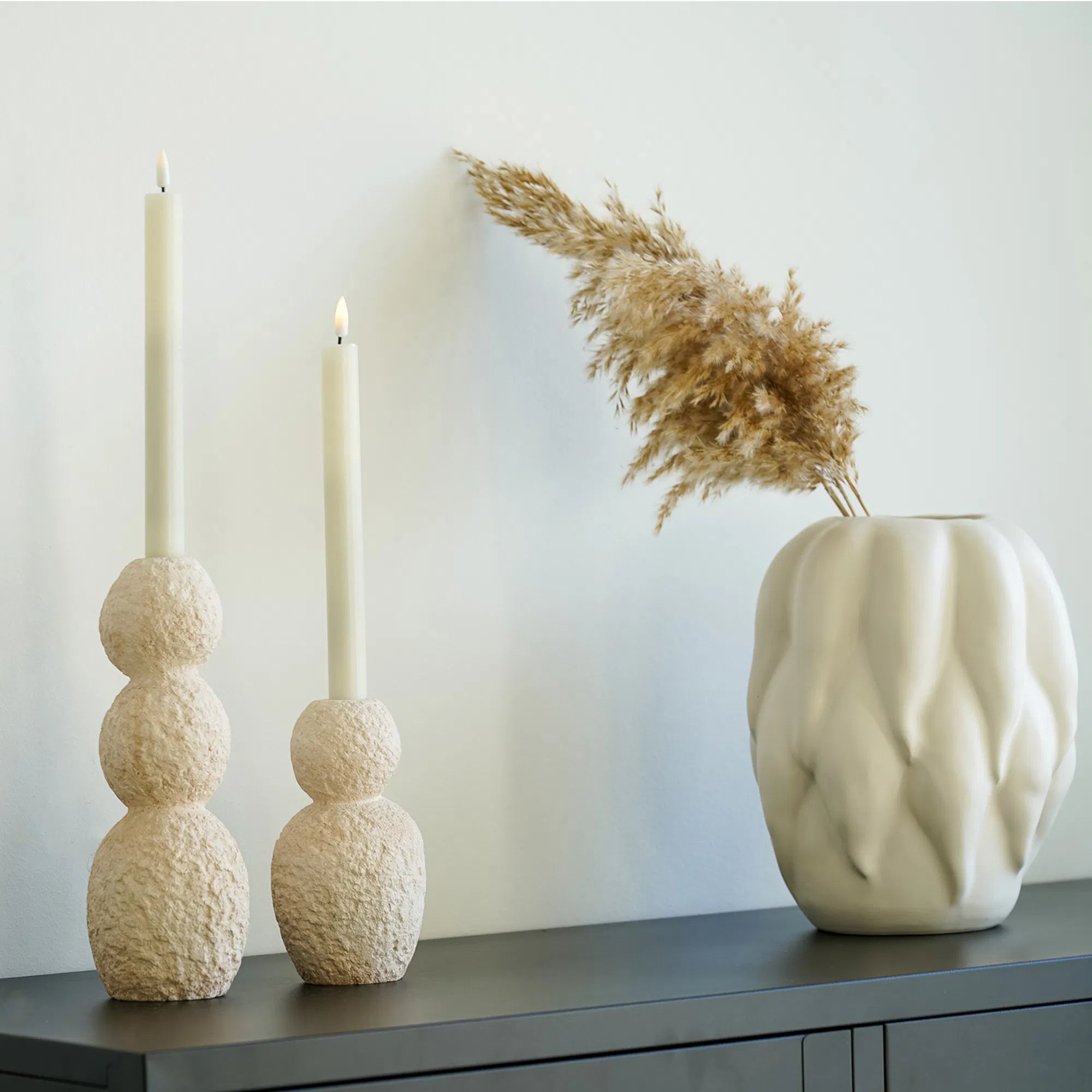 Lysestage-sæt „Roccia Duo“ – Cement i Beige