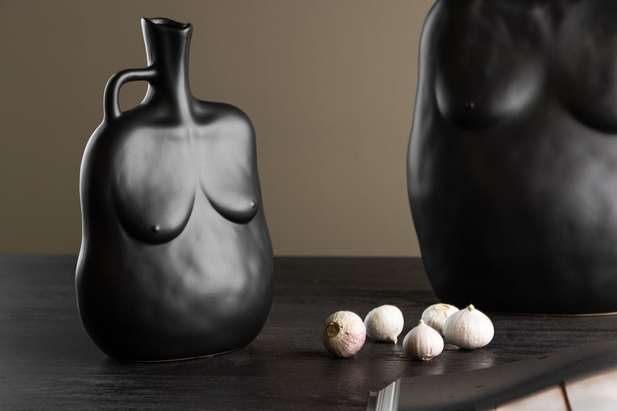 Vase Nerida 25 cm – Körperinspirierte Eleganz in Hvid & Sort