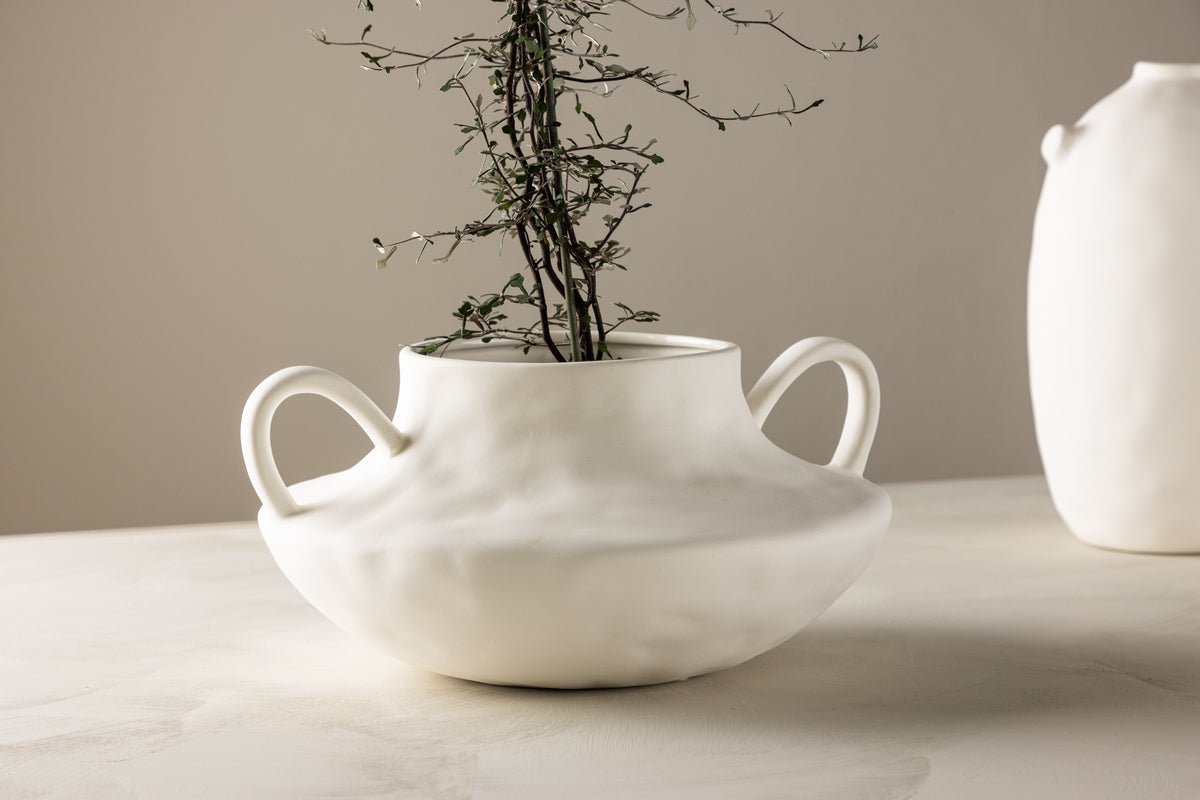 Blomsterpotte Vian - i rund form med markante løkker af keramik