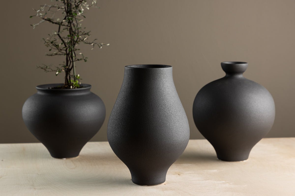 Vase Rellis Ø14 cm – Tidløs keramik med fine sprøjtninger