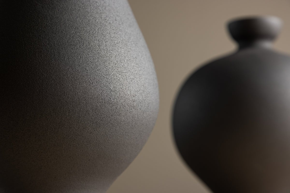 Vase Rellis Ø14 cm – Tidløs keramik med fine sprøjtninger