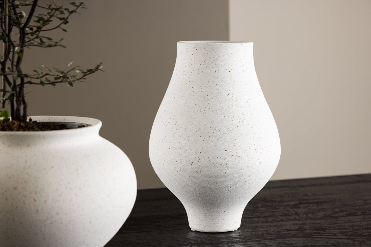 Vase Rellis Ø14 cm – Tidløs keramik med fine sprøjtninger