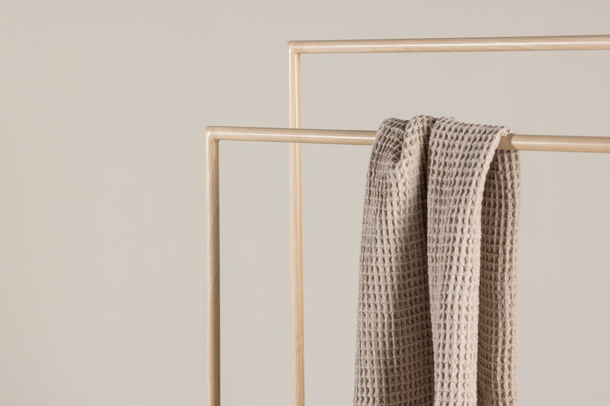 Garderobe Selaro – metalstativ i whitewash-look