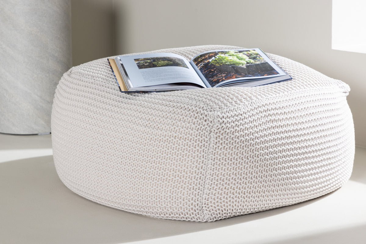 Sidepuf Nuvio – Rund strikket puf i Hvid