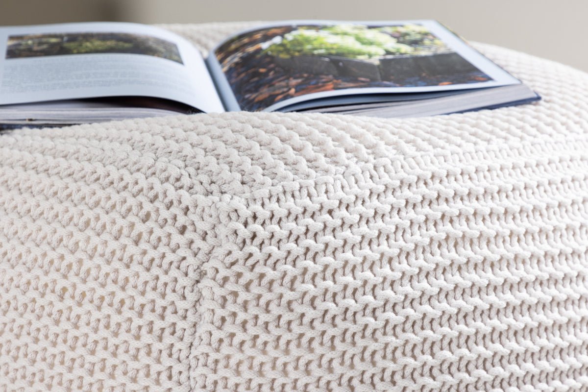 Sidepuf Nuvio – Rund strikket puf i Hvid