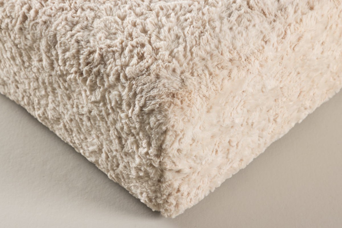 Sidepuf Farrow – Kvadratisk puf i teddylook Beige