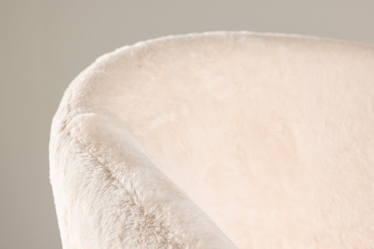 Lænestol Wilma - med beige teddybetræk og sølvfarvede stålben