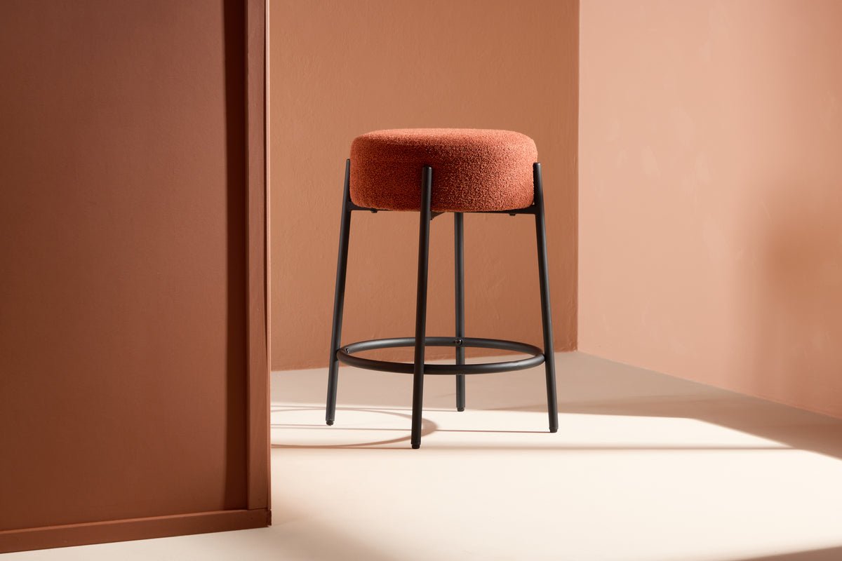 Barstol Fire - Med rustfarvet eller hvidt sæde i Bouclé