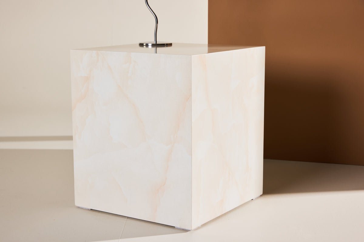 Sofabord/Sidebord Nivara – Kubus med usædvanligt udseende
