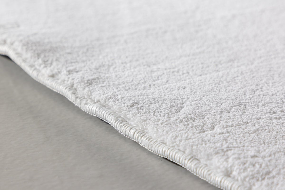 Tæppe Liora – i Hvid af polyester & nonwoven stof