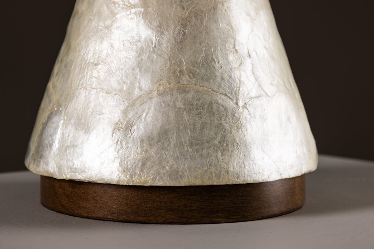 Tischlampe „Pyramidea“ – Elegantes Design aus Capiz & Jute in Hellgrau