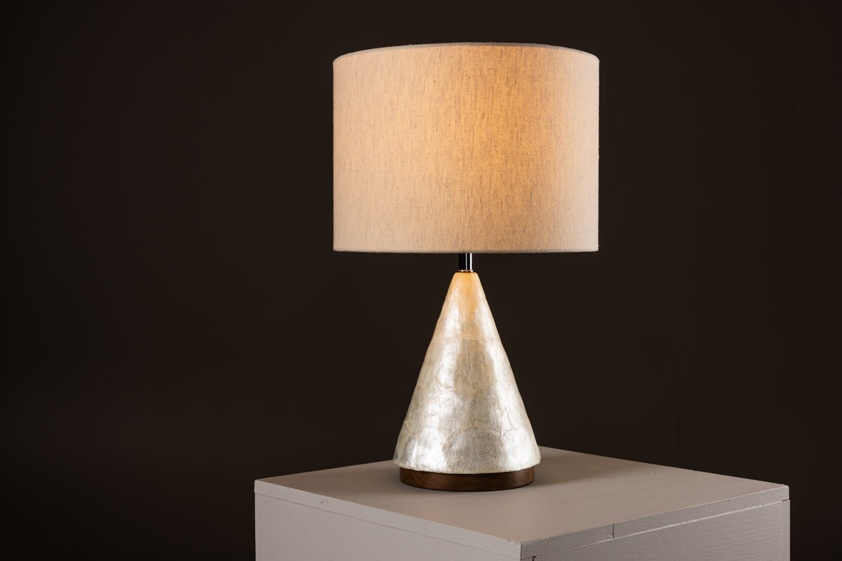Bordlampe „Pyramidea“ – Elegant design af Capiz & Jute i Lysegrå